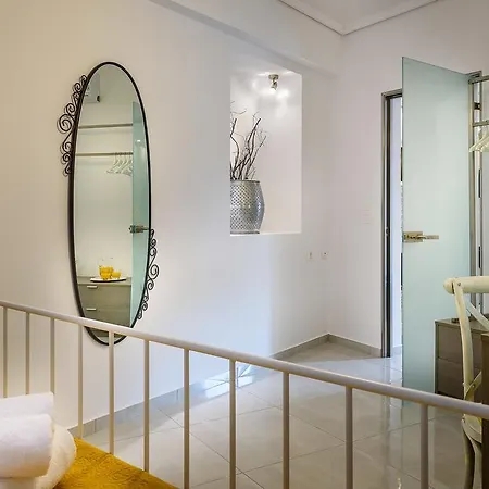Home In Heart Of Old Town With Sunny Courtyard