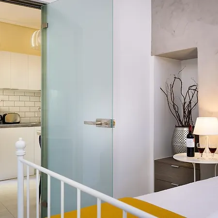 Home In Heart Of Old Town With Sunny Courtyard *