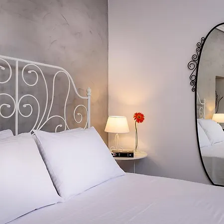 Home In Heart Of Old Town With Sunny Courtyard *
