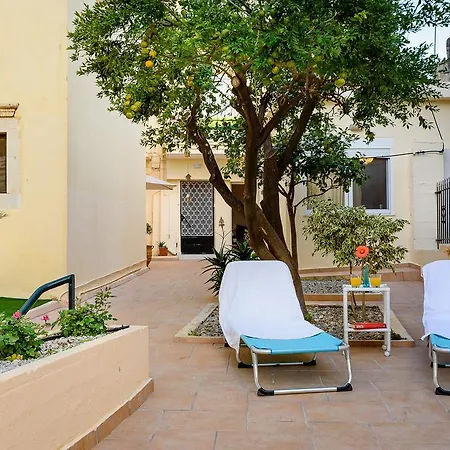 Home In Heart Of Old Town With Sunny Courtyard *