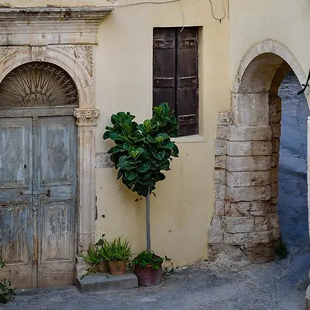 Home In Heart Of Old Town With Sunny Courtyard