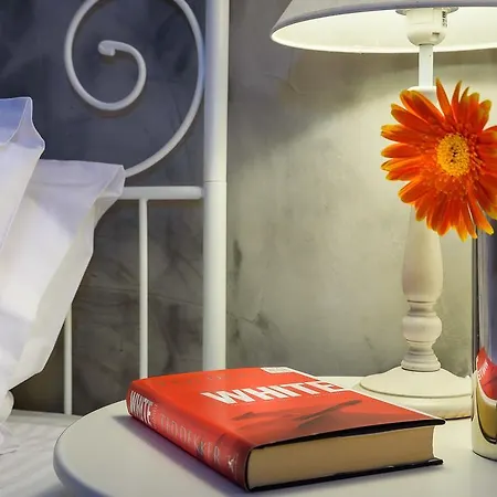 Home In Heart Of Old Town With Sunny Courtyard