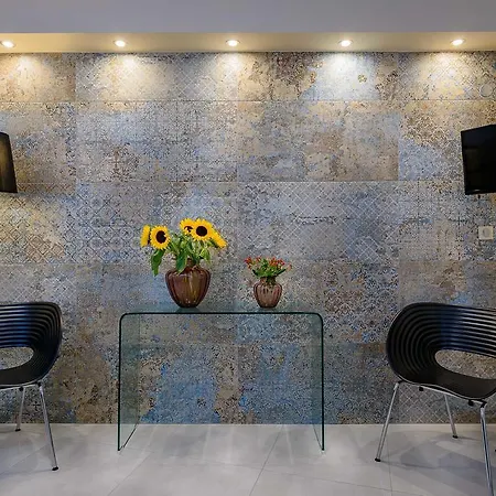 Hébergement de vacances Home In Heart Of Old Town With Sunny Courtyard